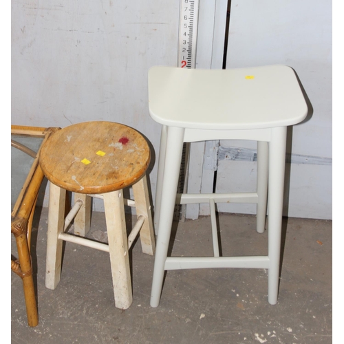 121 - A retro glass topped bamboo coffee table and 2 stools (3)