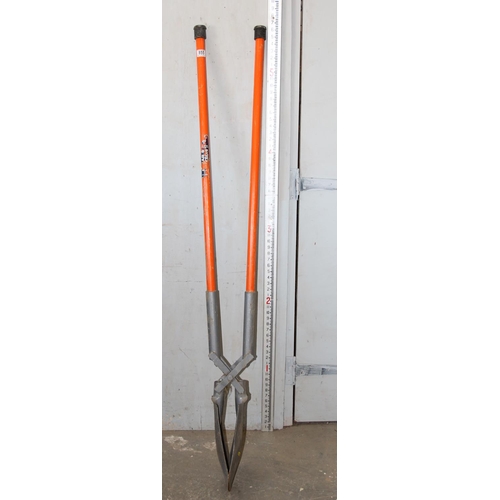 855 - Heavy duty pair of post hole digging spades