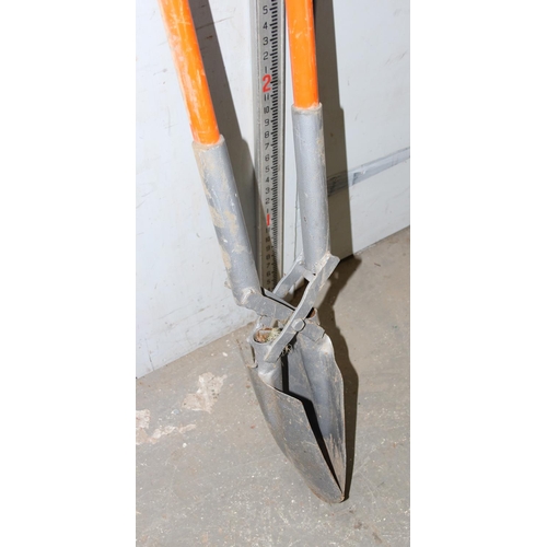 855 - Heavy duty pair of post hole digging spades