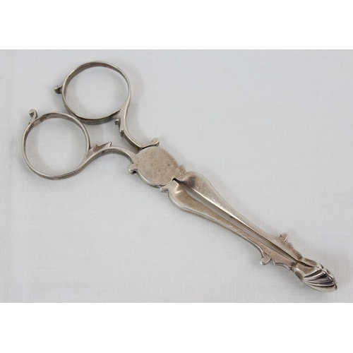 1019 - A pair of late 18th or early 19th century silver sugar tongs of scissor form with shell ends, no dat... 