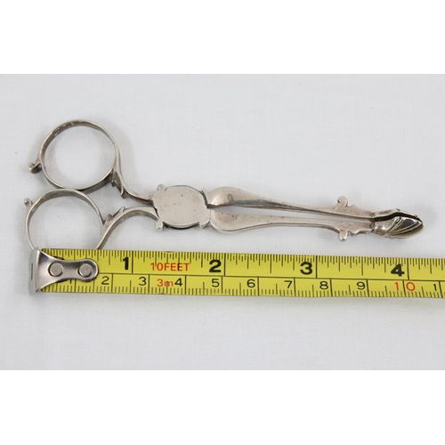 1019 - A pair of late 18th or early 19th century silver sugar tongs of scissor form with shell ends, no dat... 