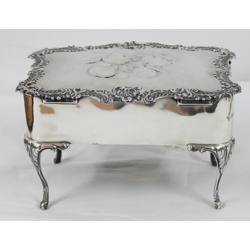 1027 - An impressive large silver jewellery casket with embossed Reynold's Angels decoration and scrolled e... 