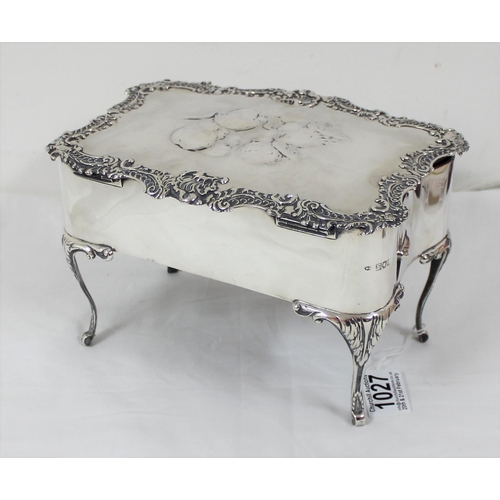 1027 - An impressive large silver jewellery casket with embossed Reynold's Angels decoration and scrolled e... 