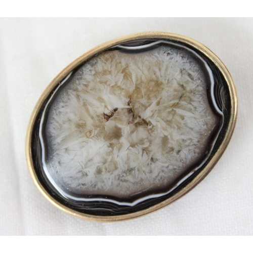 1106 - An antique gold mounted agate brooch, approx 35mm wide, mount unmarked but XRF tested approx 10ct go... 