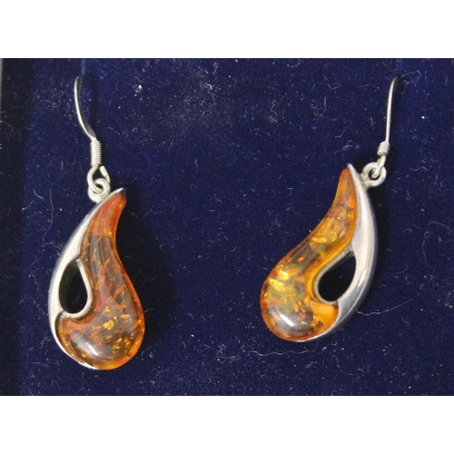 1113 - A pair of silver and amber drop earrings in box, and a qty of other silver jewellery to inc an Art D... 