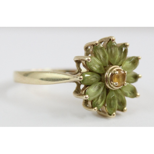 1125 - A 9ct golf floral set stone ring in the form of a daisy, approx size T, approx 4.61g gross