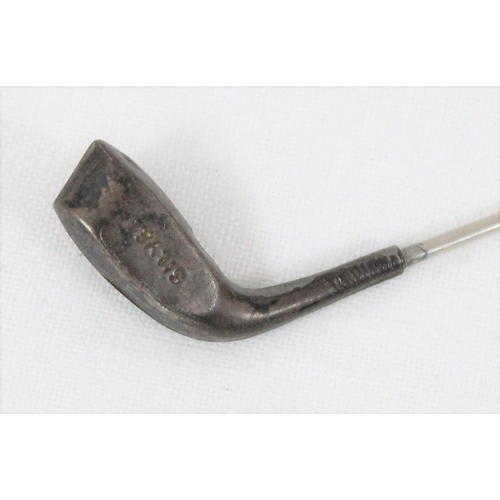 1140 - An early 20th century silver mounted hat pin formed as a golf club, approx 17cm long, marked Silver