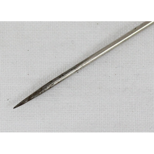 1140 - An early 20th century silver mounted hat pin formed as a golf club, approx 17cm long, marked Silver