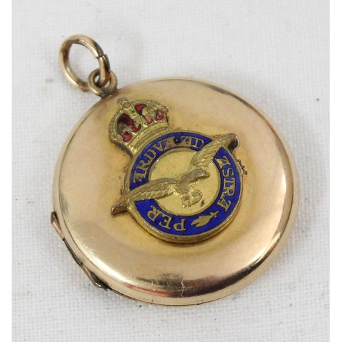 1433 - An early 20th century rolled gold sweetheart locket with enamel RAF crest, approx 27mm in diameter