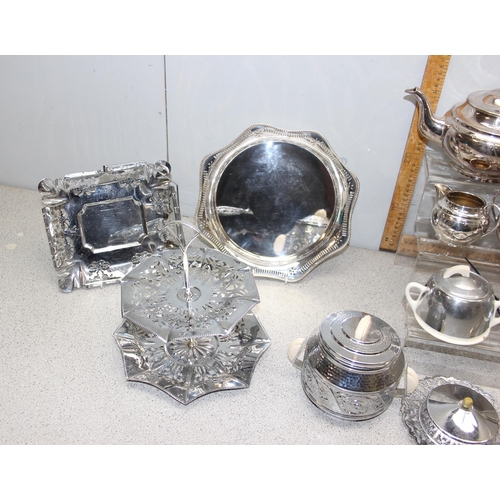 1014 - Box of assorted silver plated items and other metalwares, approx 8kg gross