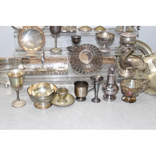 1023 - A large qty of assorted antique and later silver plated items, approx 6kg gross