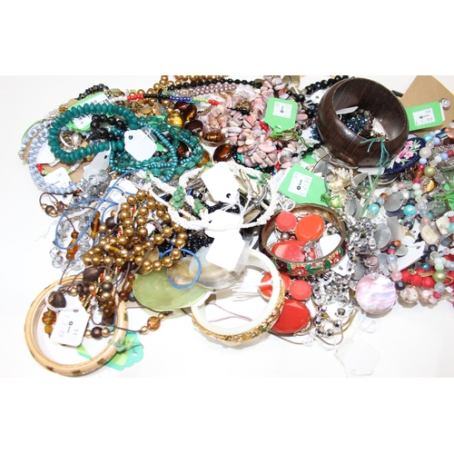 1137 - Qty of assorted costume jewellery, approx 1.7kg gross