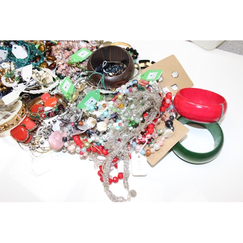 1137 - Qty of assorted costume jewellery, approx 1.7kg gross