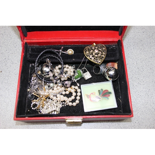 1143 - Large qty of assorted mixed costume jewellery etc