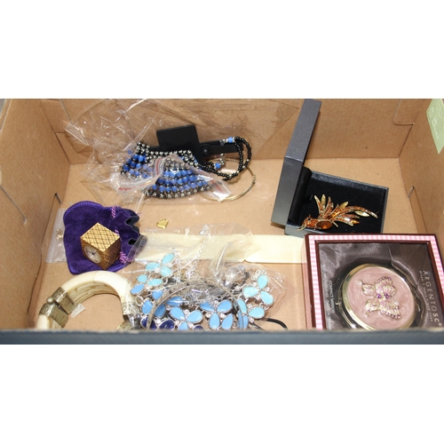 1143 - Large qty of assorted mixed costume jewellery etc