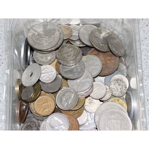 1207 - Qty of assorted mixed world coins, approx 1.4kg gross