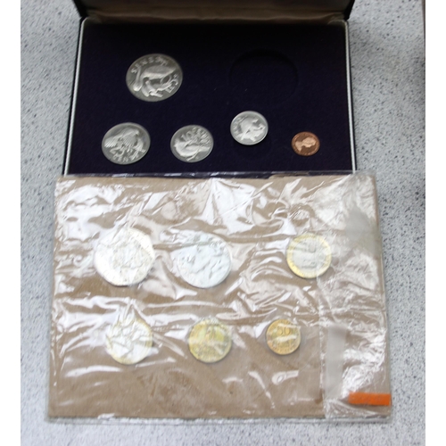 1211 - Qty of assorted mixed coins, mainly British, some in albums etc, approx 5.9kg gross