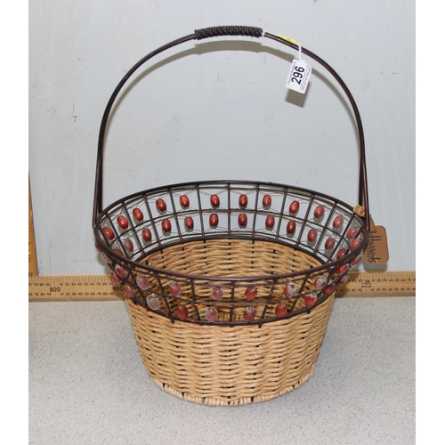 296 - A large qty of assorted wicker baskets etc