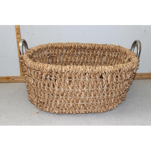 296 - A large qty of assorted wicker baskets etc