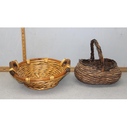 296 - A large qty of assorted wicker baskets etc