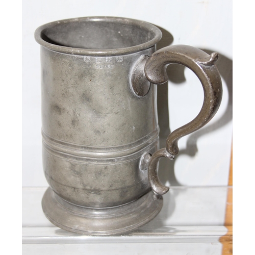 1046 - 13 assorted antique and later pewter tankards and jugs, mainly 19th century, various sizes and shape... 