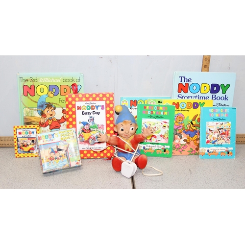 1526 - mixed Noddy lot to include a vintage lamp, books & puzzles