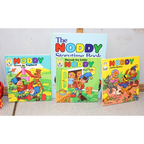 1526 - mixed Noddy lot to include a vintage lamp, books & puzzles