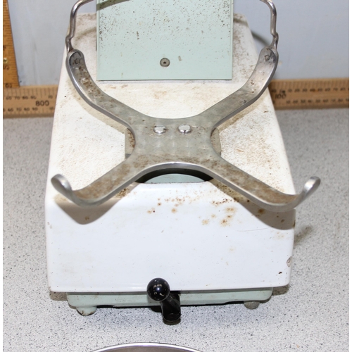 662 - Vintage 3lb cast iron Avery shop scales