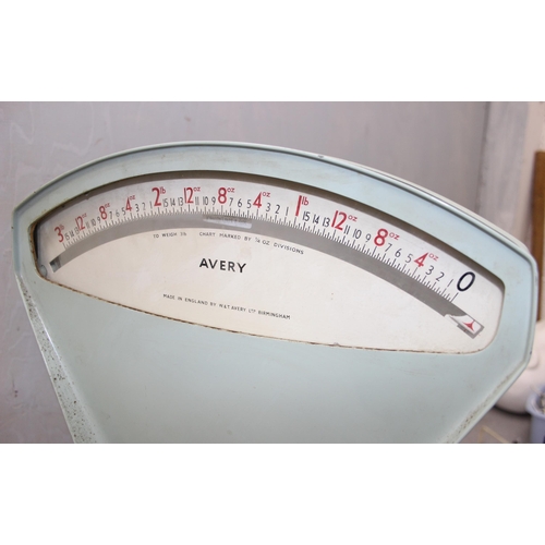 662 - Vintage 3lb cast iron Avery shop scales