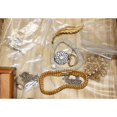 1155 - 2 boxes of assorted misc jewellery to incl. gold plated