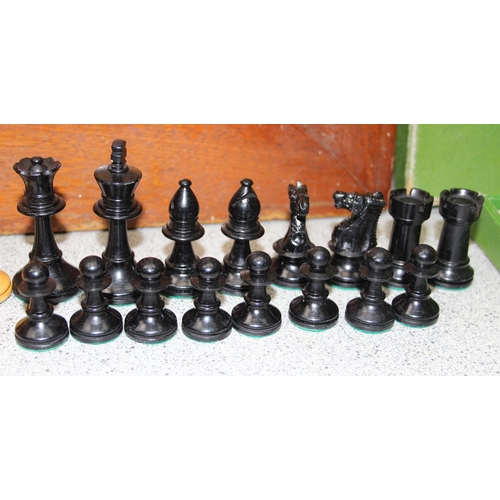 1516 - A good quality weighted wooden chess set with board and a vintage Car-Soc game