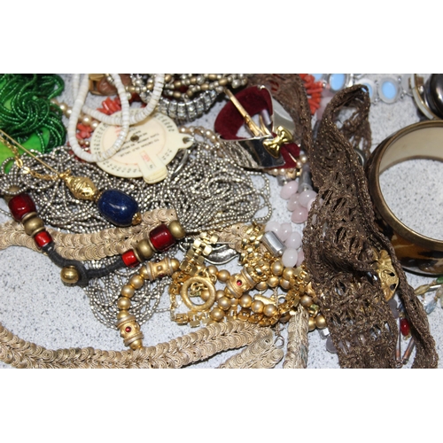 1158 - Qty of assorted costume jewellery and other misc items