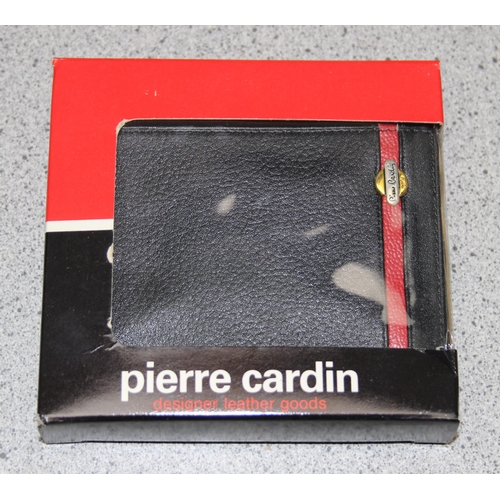 1165 - 20 Pierre Cardin leather wallets in boxes