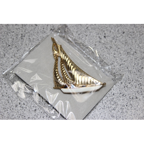 1174 - Approx 130 gold plate & enamel Cabouchon yacht shaped brooches