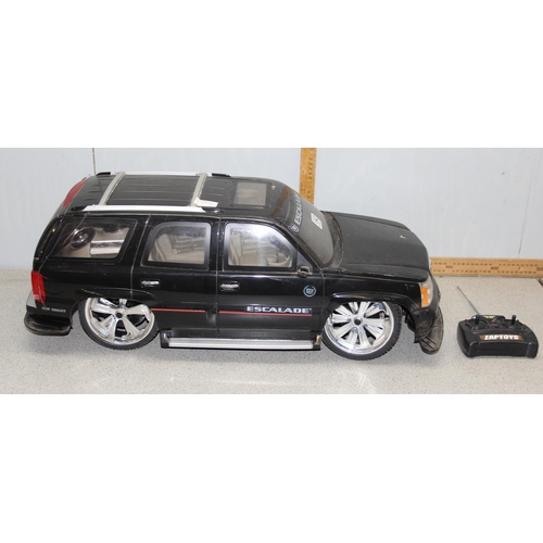 1542 - Remote controlled Cadillac Escalade with controller