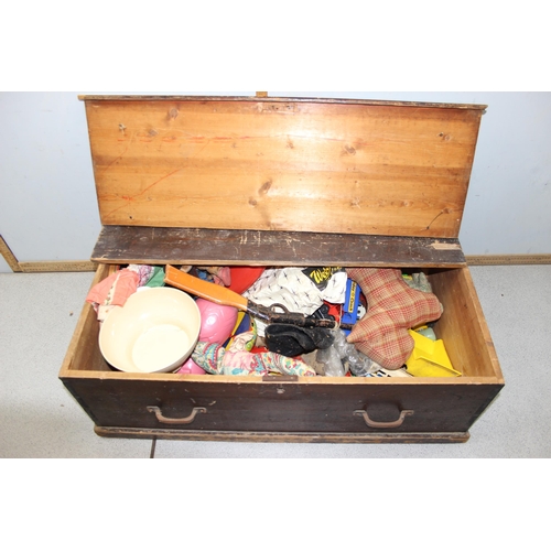 1546 - A vintage wooden trunk containing a large qty of assorted vintage toys, unsorted