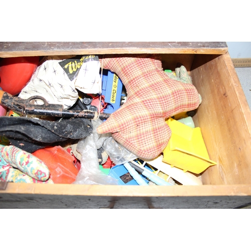 1546 - A vintage wooden trunk containing a large qty of assorted vintage toys, unsorted