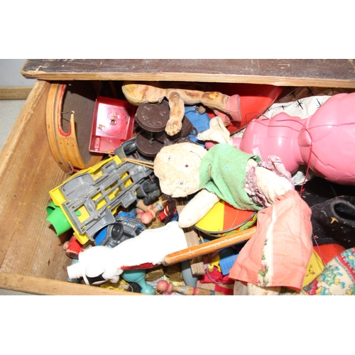 1546 - A vintage wooden trunk containing a large qty of assorted vintage toys, unsorted