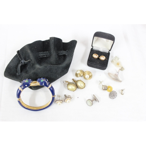 1182 - Qty of assorted jewellery to inc a pair of 9ct gold mounted cameo earrings, a retro silver basket ri... 