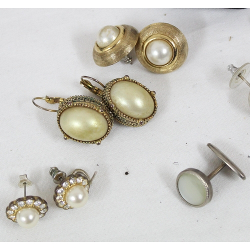 1182 - Qty of assorted jewellery to inc a pair of 9ct gold mounted cameo earrings, a retro silver basket ri... 