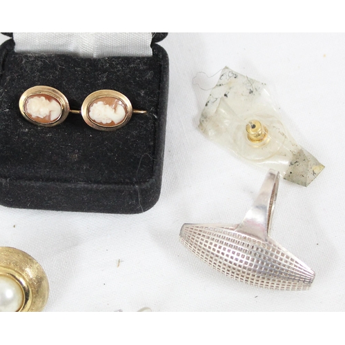 1182 - Qty of assorted jewellery to inc a pair of 9ct gold mounted cameo earrings, a retro silver basket ri... 