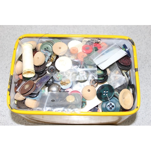 1814 - A large qty of vintage buttons in vintage enamel lunchbox