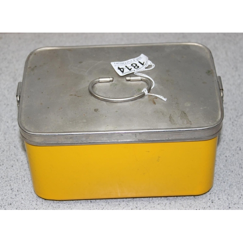 1814 - A large qty of vintage buttons in vintage enamel lunchbox