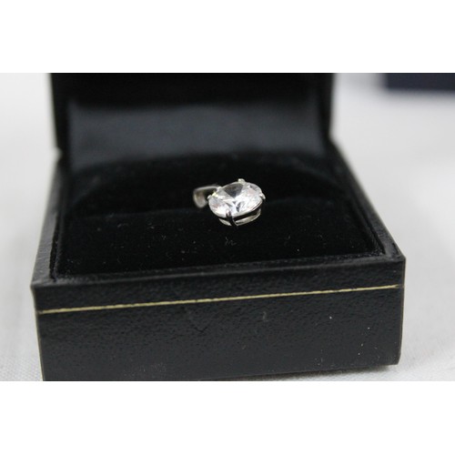 1141 - Jewellery (2) - a 9ct white gold mounted solitaire white stone pendant, approx 0.71g gross and a mod... 