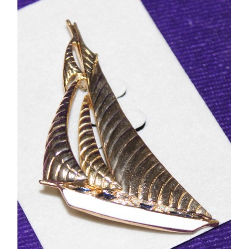 1174 - Approx 130 gold plate & enamel Cabouchon yacht shaped brooches