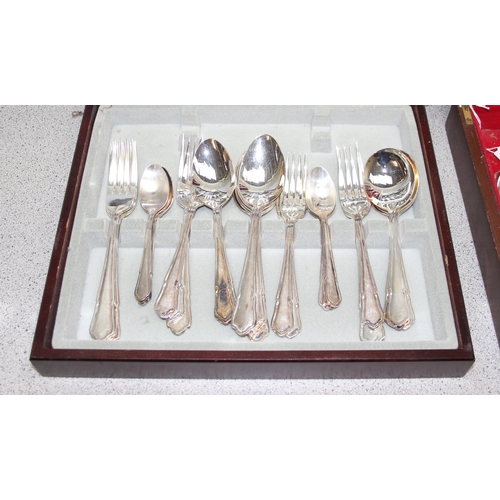 1016 - 2 wooden canteens of silver plated cutlery to include Viners & Oneida