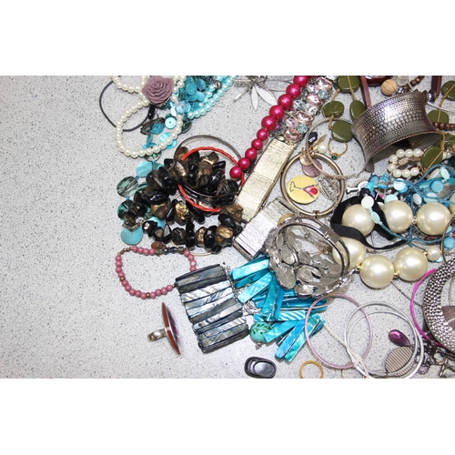 1105 - Approx 2.2kg of mixed costume jewellery