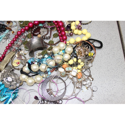 1105 - Approx 2.2kg of mixed costume jewellery