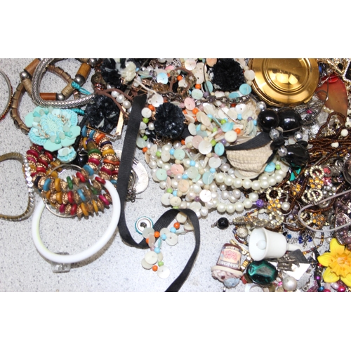 1109 - Approx. 2.4kg of mixed costume jewellery