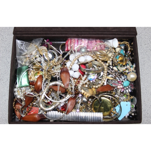 1111 - Jewellery box full of mixed costume jewellery